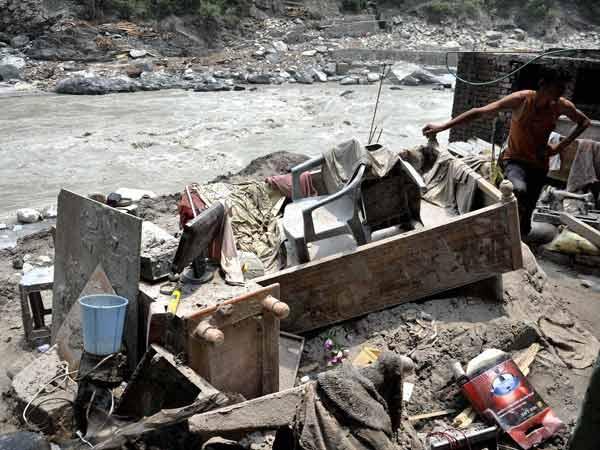 बाढ़ ने तबाह किया लाखों का घर