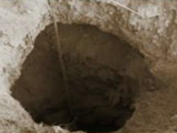 3 years old kid falls into 125 feet borewell in Munger, Bihar. 3 years old kid falls into 125 feet borewell in Munger, Bihar.