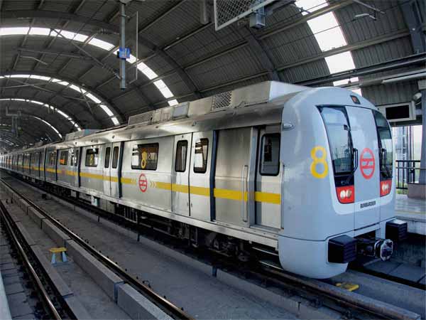 मेट्रो के दरवाजे में अटक गया पल्लू