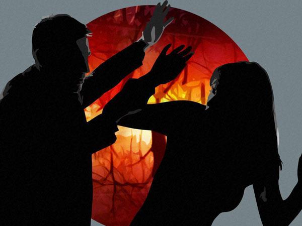राजस्थान: जेब कतरा बता बस ड्राइवर ने महिला की बेल्ट से की पीटाई, चलती बस से फेंका नीचे राजस्थान: जेब कतरा बता बस ड्राइवर ने महिला की बेल्ट से की पीटाई, चलती बस से फेंका नीचे
