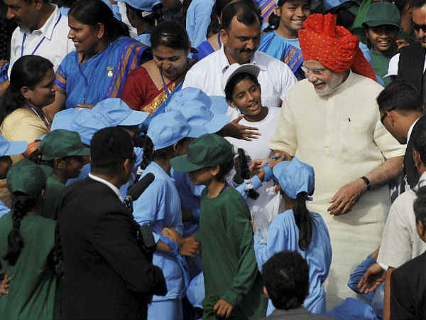 काफिला रुकवाकर बच्चों से मिले मोदी