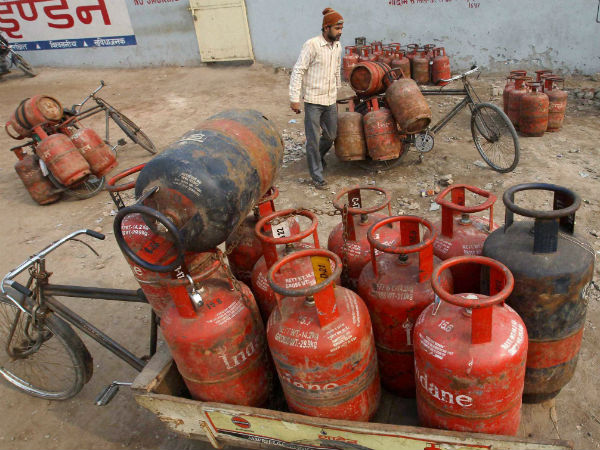 दो महीने में 253 रुपए पचास पैसे सस्ता हुआ सिलेंडर