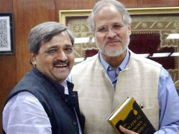 केंद्र की कठपुतली होने का आरोप