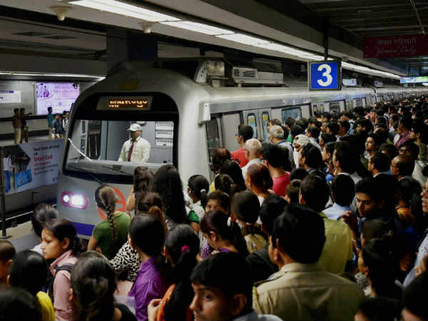 यू शेप की मेटल बेरियर मशीन को किया गया है इंस्टॉल