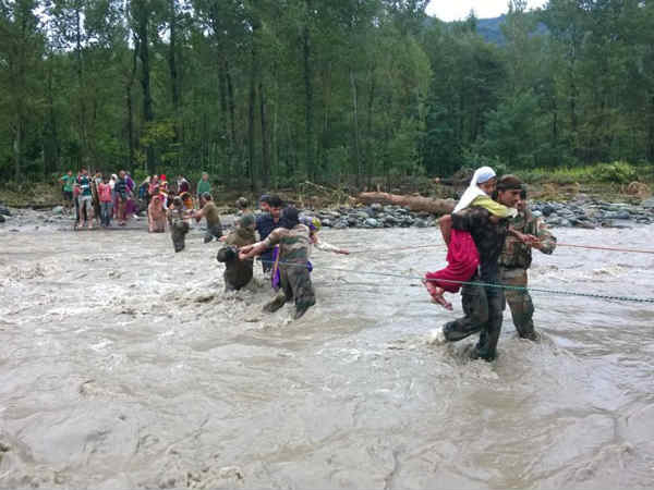 पानी में डूबा बादामी बाग कैंट