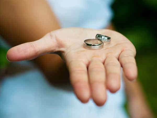 नाइट क्लब में तलाश के लिए अंगूठी