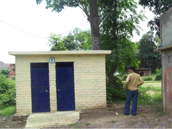 सार्वजनिक जगहों पर पेशाब करना
