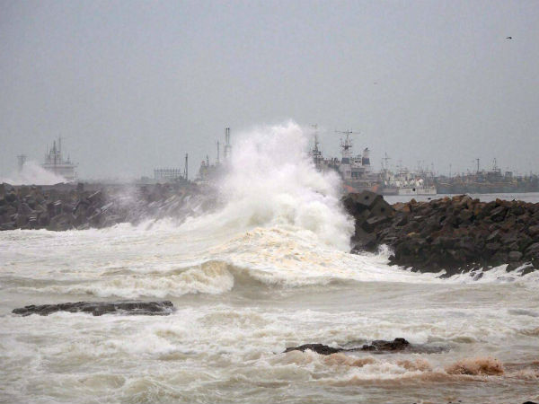 Typhoon Noru kills two, draws near Japan Typhoon Noru kills two, draws near Japan