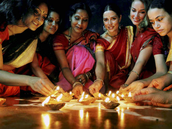 यूपी के इन जिलों में दीपावली पर कहीं मनता है शोक तो कहीं भगवान की नहीं होती है पूजा यूपी के इन जिलों में दीपावली पर कहीं मनता है शोक तो कहीं भगवान की नहीं होती है पूजा