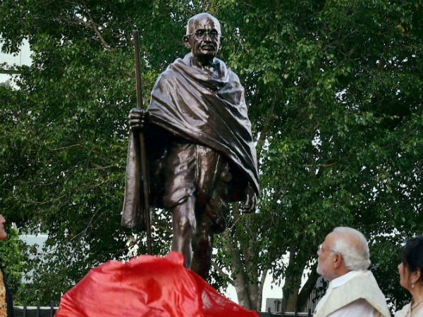 महात्मा गांधी की प्रतिमा का अनावरण