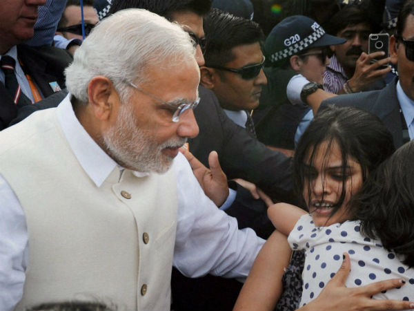 लोगों के बीच मोदी