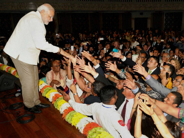 लोगों से हाथ मिलाते मोदी