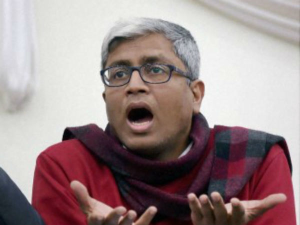 आम आदमी की प्रेसवार्ता में आशुतोष 