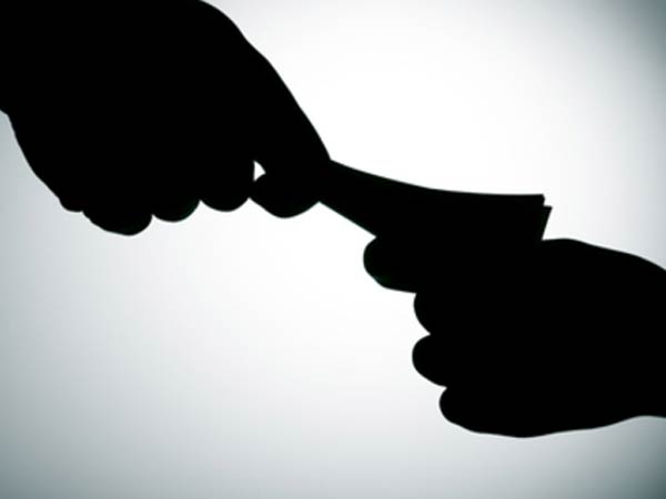 दोस्तों-रिश्तेदारों के खातों में पैसे जमा करके