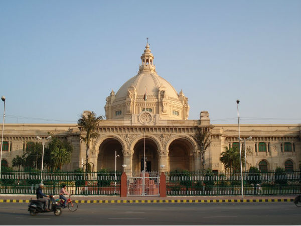 सीटों के नीचे मिले पान-गुटखा के निशान