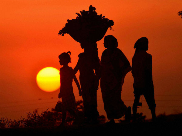 घर लौटता परिवार
