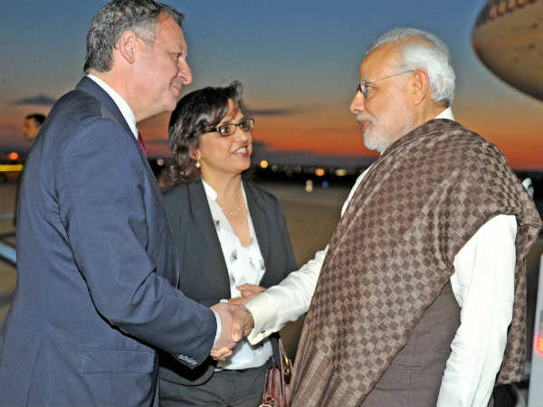 पेरिस एयरपोर्ट पर पीएम मोदी
