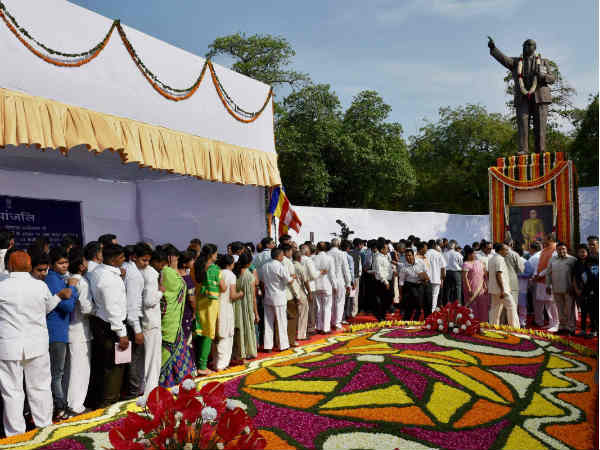 सांसदों ने दी बाबा अंबेडकर को श्रद्धांजलि