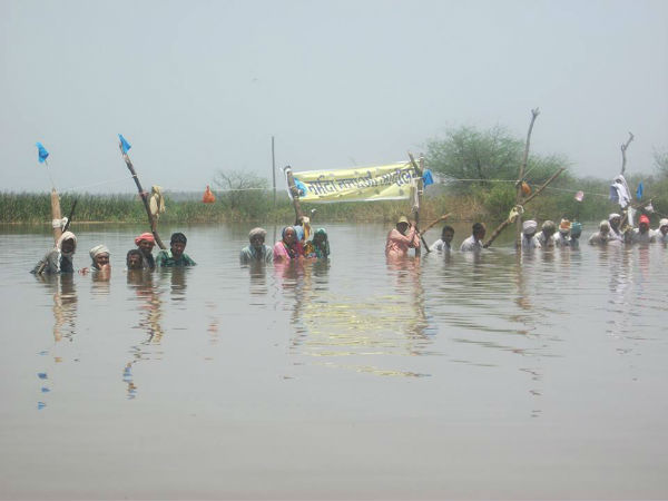 Madhya Pradesh farmers stand in water for the 17th day protesting delay in relief Madhya Pradesh farmers stand in water for the 17th day protesting delay in relief