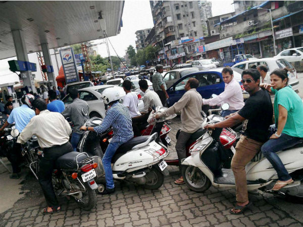 दिल्ली में सस्ता हुआ पेट्रोल
