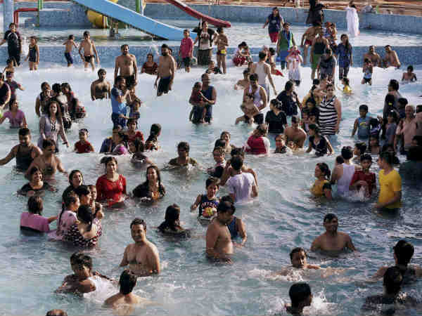 वॉटर पार्क में मस्ती