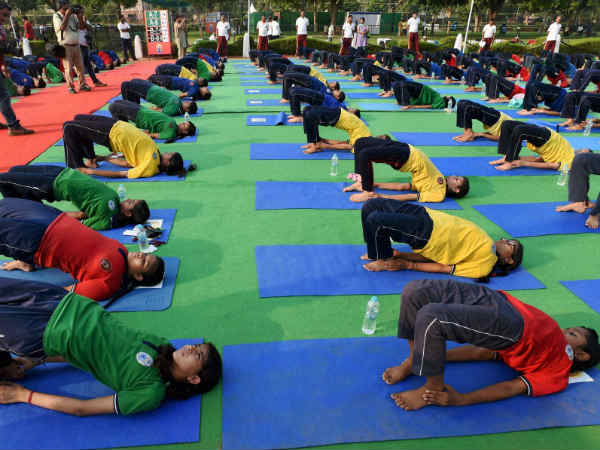 दिल्ली के राजपथ पर योग अभ्यास।