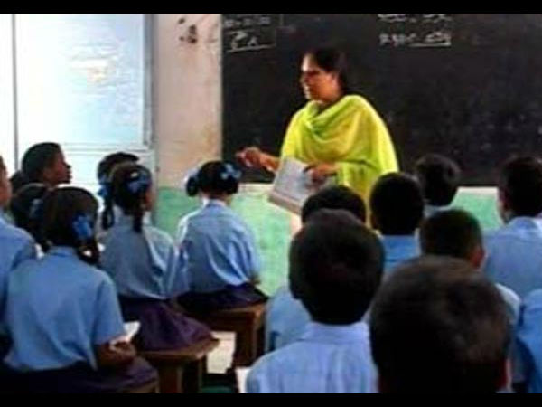 आयु सीमा, आवेदन शुल्क और आखिरी तारीख