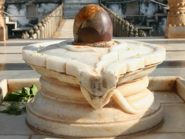 फूुलों से बने शिव लिंग