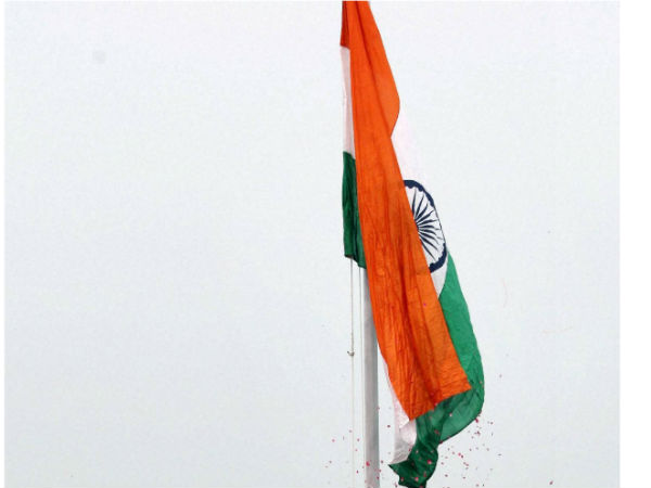 मुंबई की दुकान से आता है तिरंगे का कपड़ा