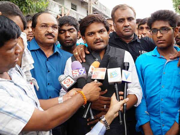 'भाजपा को गुजरात की सरकार से इस्तीफ़ा देना चाहिए'