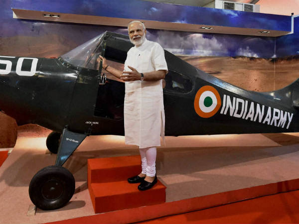 फाइटर जेट के साथ पीएम मोदी