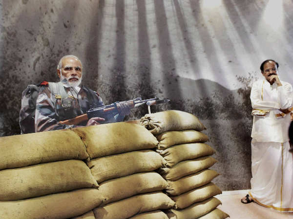 सोल्जर के कटआउट के साथ पीएम मोदी