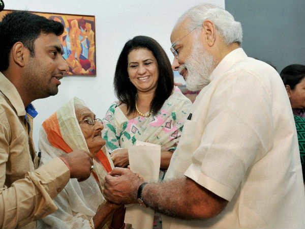 शहीद हमीद की पत्नी से मिले पीएम मोदी