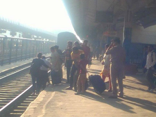 रेलवे स्टेशन पर लोगों में फैला डर का माहौल