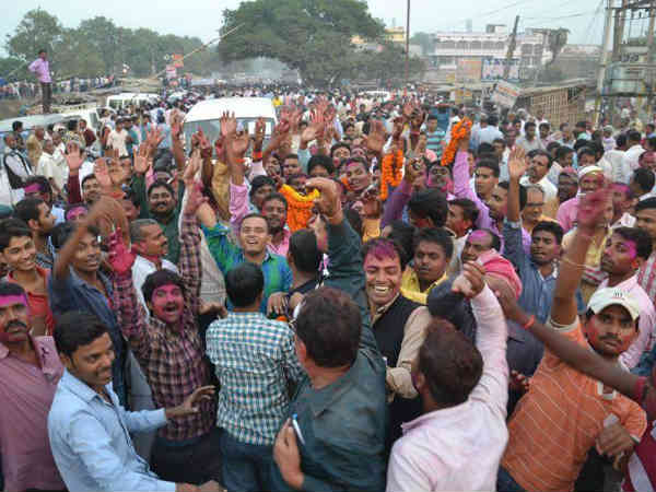 सड़कों पर डांस बसंती