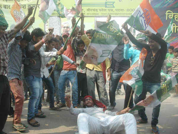 जीत का जश्न सड़क पर