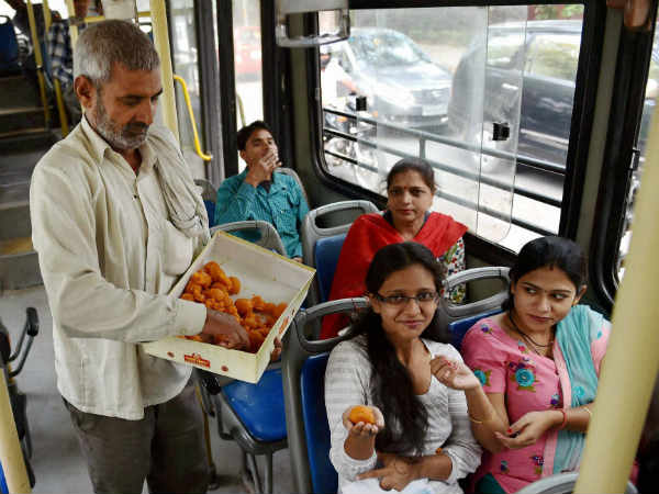 दिल्ली में बंटी मिठाई