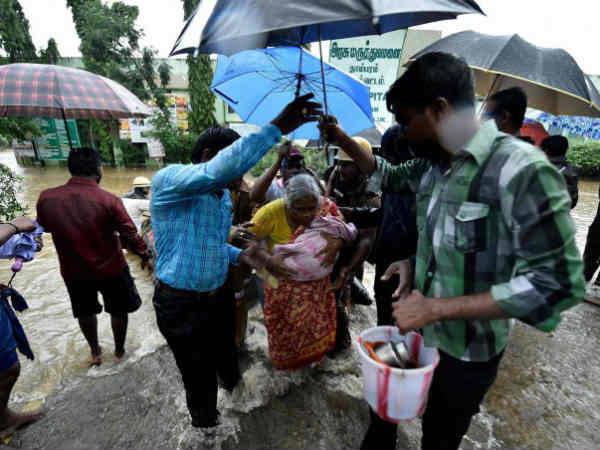 Chennai Rain Pics: राहत कार्य में जुटे समाजसेवी