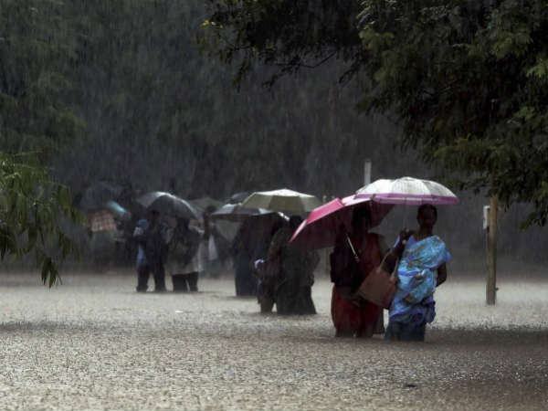 Chennai Rain Pics: सड़कों पर फंसे लोग