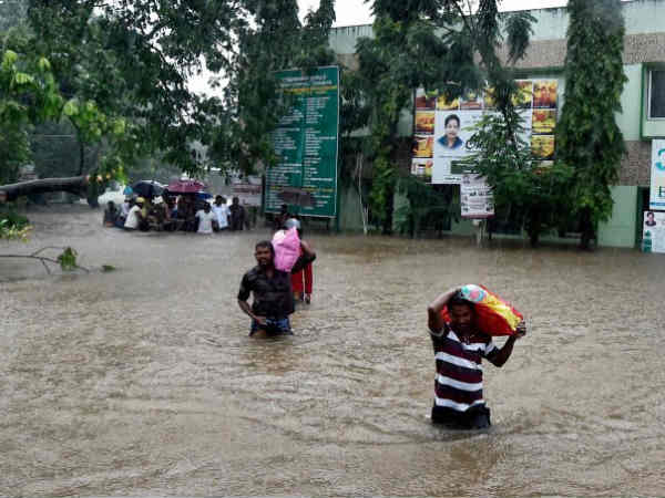 Chennai Rain Pics: सामान स्थानांतरण