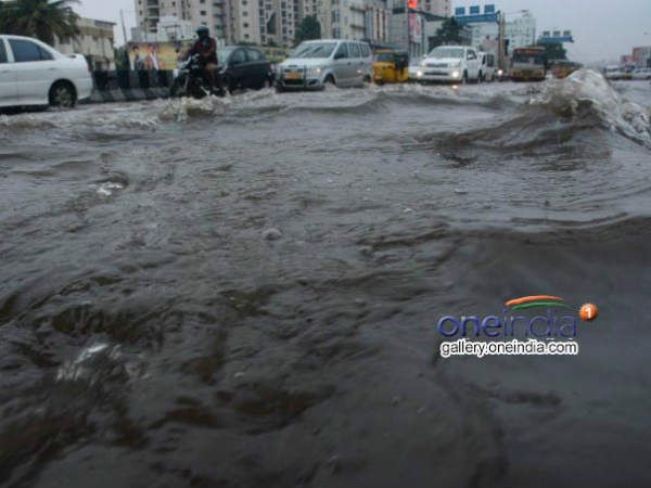 Chennai Rain Pics: सड़कों पर नदी जैसा मंजर