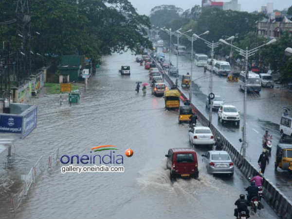 Chennai Rain Pics: फिर भी चल रहा यातायात