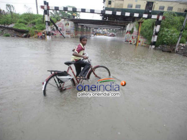 Chennai Rain Pics: नालों का पानी सड़कों पर