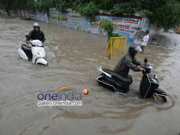Chennai Rain 2015 Pics: लोग परेशान