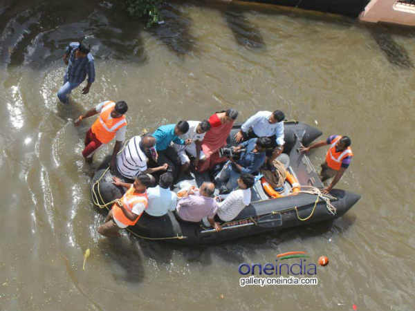 Chennai Rain 2015 Pics: सड़कों पर चल रही नावें