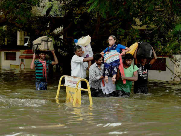 Chennai Rain 2015 Pics: आंटी की मदद को उतरे लोग
