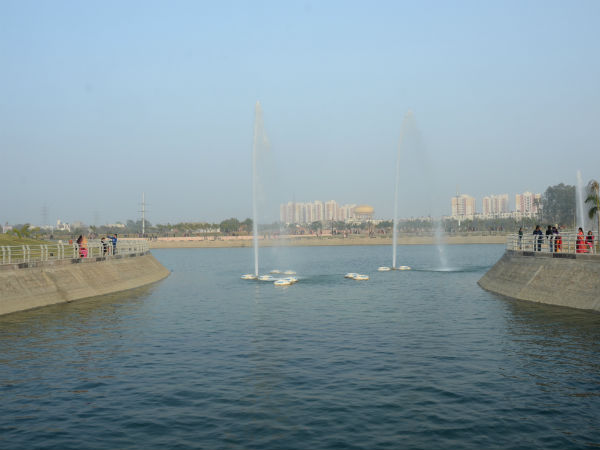 पार्क में फव्वारों की झड़ी