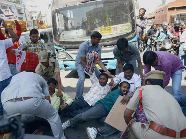 दो टुकड़ों में बंटा राष्ट्