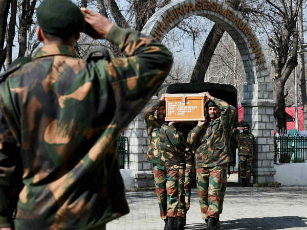 एनकाउंटर के समय सेना झेल रही थी पत्‍थर 