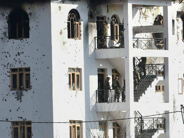 पंपोर एनकाउंटर में सेना झेल रही थी पत्‍थर